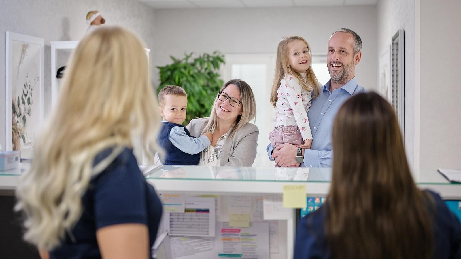 Empfang der Hausarztpraxis Chur West mit Familie