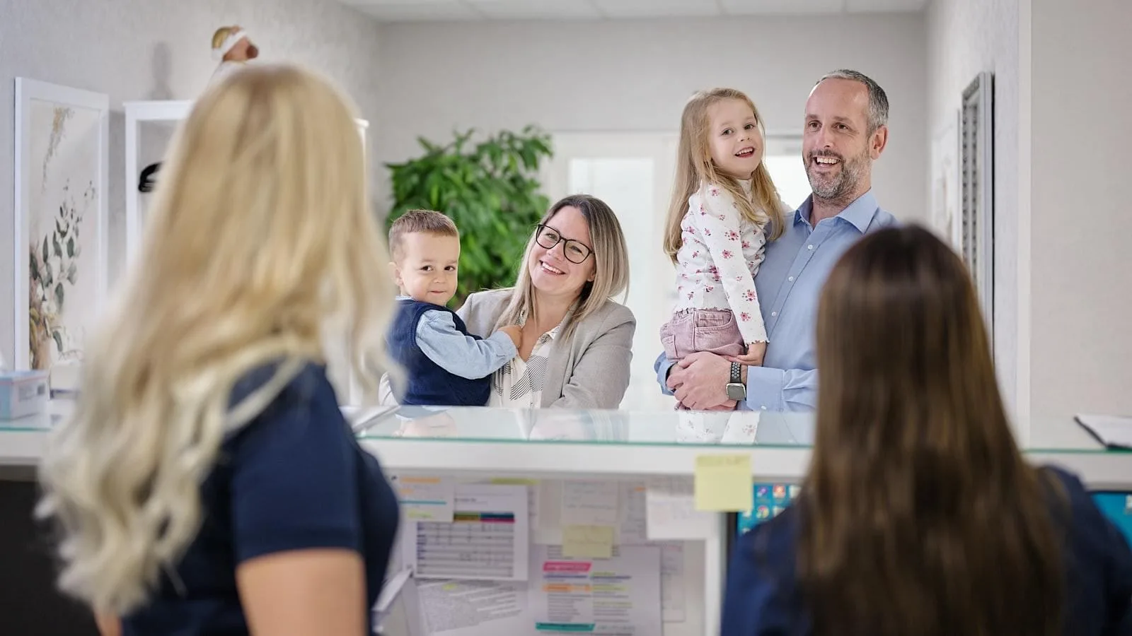 Empfang der Hausarztpraxis Chur West mit Familie